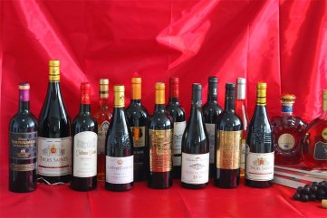 開紅酒午夜小电影男人在线APP店有什麽條件